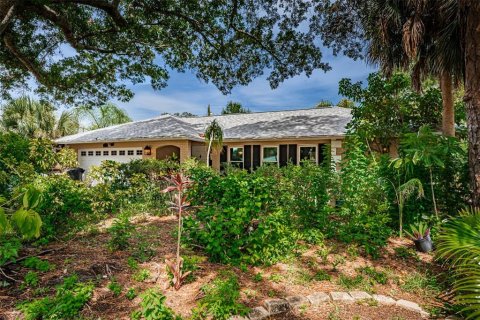House in Saint Petersburg, Florida 4 bedrooms, 169.08 sq.m. № 2223238 - photo 2