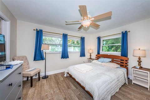 House in Saint Petersburg, Florida 4 bedrooms, 169.08 sq.m. № 2223238 - photo 28