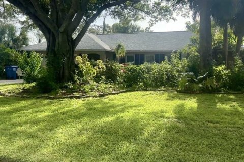 House in Saint Petersburg, Florida 4 bedrooms, 169.08 sq.m. № 2223238