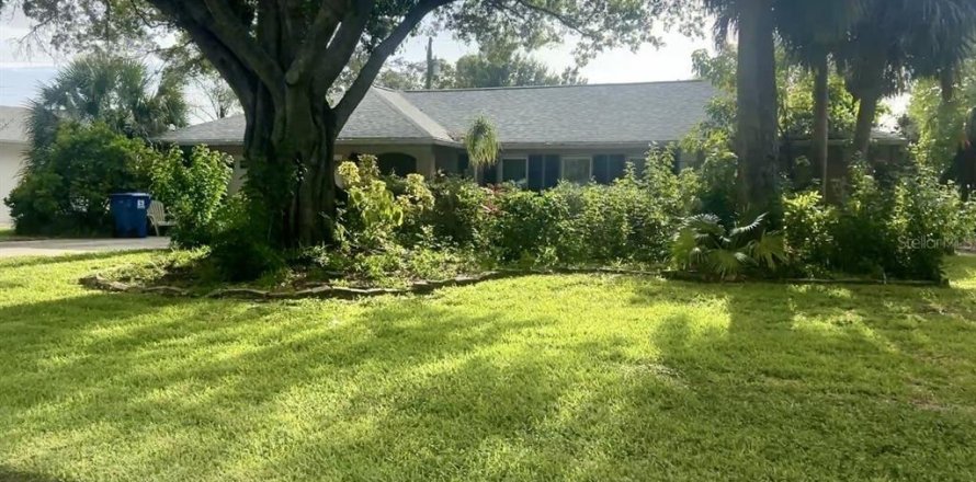 House in Saint Petersburg, Florida 4 bedrooms, 169.08 sq.m. № 2223238