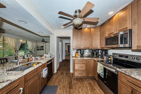 House in Saint Petersburg, Florida 4 bedrooms, 169.08 sq.m. № 2223238 - photo 14