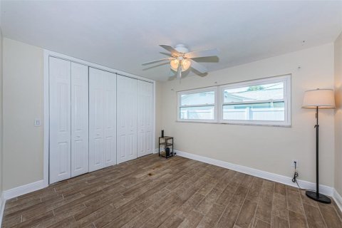 House in Saint Petersburg, Florida 4 bedrooms, 169.08 sq.m. № 2223238 - photo 24