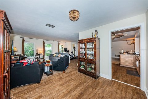 House in Saint Petersburg, Florida 4 bedrooms, 169.08 sq.m. № 2223238 - photo 6