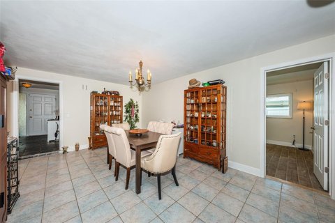 House in Saint Petersburg, Florida 4 bedrooms, 169.08 sq.m. № 2223238 - photo 9