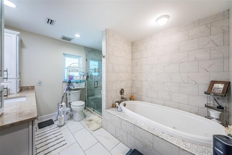 House in Saint Petersburg, Florida 4 bedrooms, 169.08 sq.m. № 2223238 - photo 21
