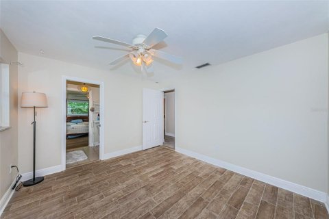 House in Saint Petersburg, Florida 4 bedrooms, 169.08 sq.m. № 2223238 - photo 27