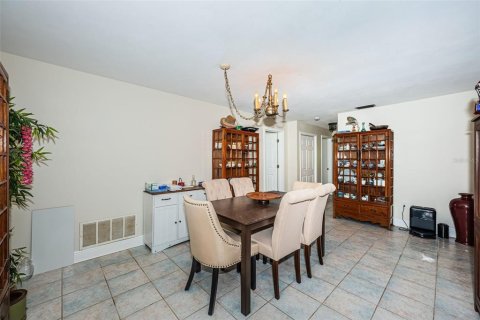 House in Saint Petersburg, Florida 4 bedrooms, 169.08 sq.m. № 2223238 - photo 8