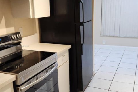 Townhouse in Pembroke Pines, Florida 3 bedrooms, 145.48 sq.m. № 1740053 - photo 4