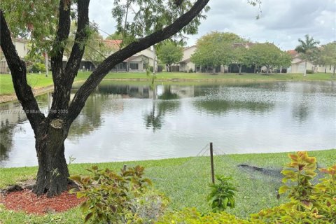 Townhouse in Pembroke Pines, Florida 3 bedrooms, 145.48 sq.m. № 1740053 - photo 2