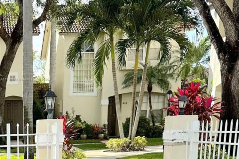 Townhouse in Pembroke Pines, Florida 3 bedrooms, 145.48 sq.m. № 1740053 - photo 1