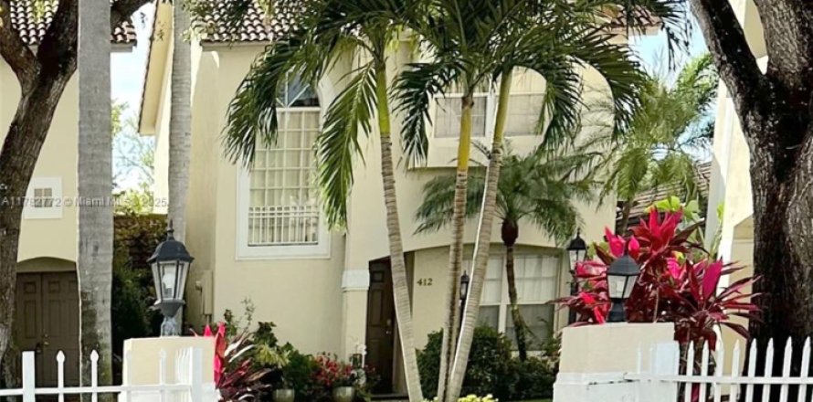 Townhouse in Pembroke Pines, Florida 3 bedrooms, 145.48 sq.m. № 1740053