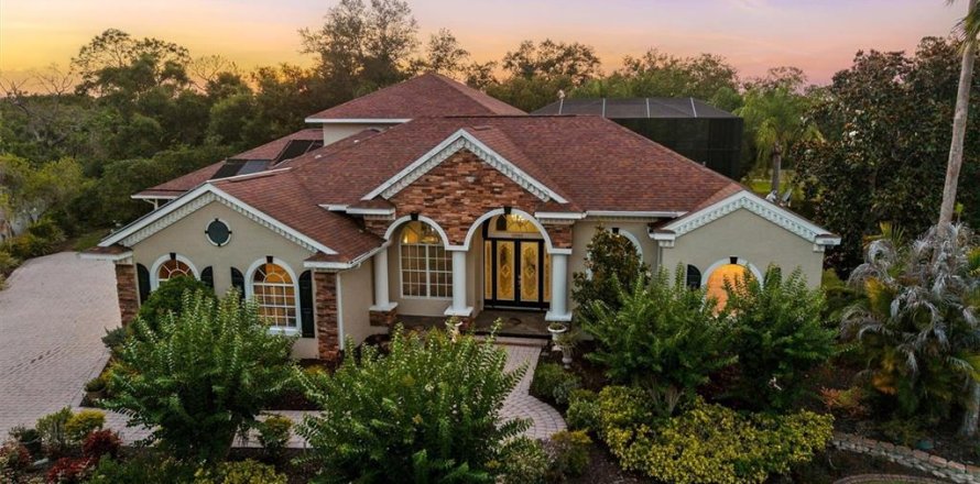House in Bradenton, Florida 5 bedrooms, 369.01 sq.m. № 2203878