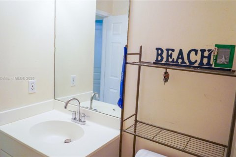 House in Vero Beach, Florida 3 bedrooms, 103.86 sq.m. № 1963510 - photo 16