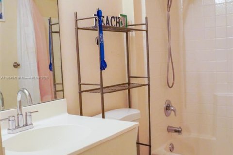 House in Vero Beach, Florida 3 bedrooms, 103.86 sq.m. № 1963510 - photo 15