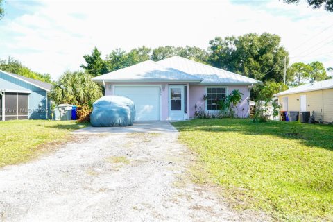 House in Vero Beach, Florida 3 bedrooms, 103.86 sq.m. № 1963510 - photo 2