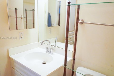 House in Vero Beach, Florida 3 bedrooms, 103.86 sq.m. № 1963510 - photo 20