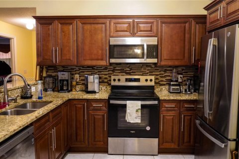 House in Vero Beach, Florida 3 bedrooms, 103.86 sq.m. № 1963510 - photo 10