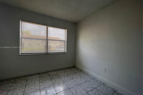 Condominio en alquiler en Miami, Florida, 3 dormitorios, 93.74 m2 № 1965443 - foto 9