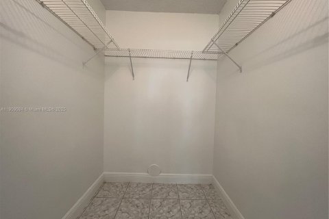 Condominio en alquiler en Miami, Florida, 3 dormitorios, 93.74 m2 № 1965443 - foto 8