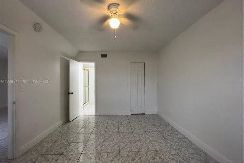 Condominio en alquiler en Miami, Florida, 3 dormitorios, 93.74 m2 № 1965443 - foto 6