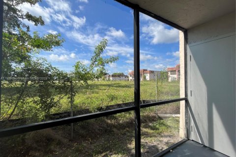 Condominio en alquiler en Miami, Florida, 3 dormitorios, 93.74 m2 № 1965443 - foto 13