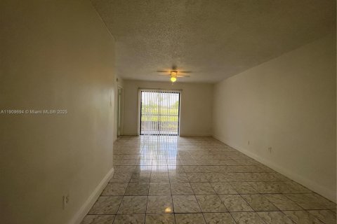 Condominio en alquiler en Miami, Florida, 3 dormitorios, 93.74 m2 № 1965443 - foto 4