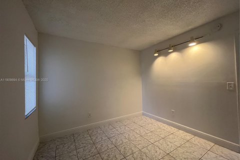 Condominio en alquiler en Miami, Florida, 3 dormitorios, 93.74 m2 № 1965443 - foto 12