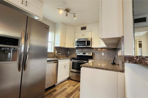 Condo in Delray Beach, Florida, 2 bedrooms  № 2007719 - photo 5