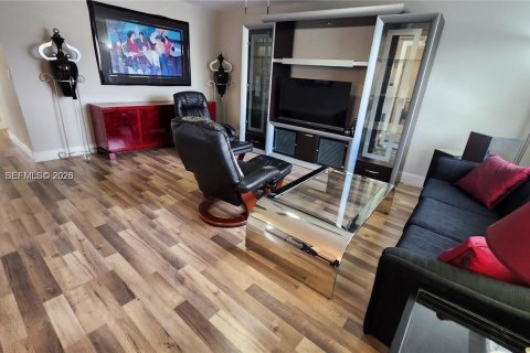 Condo in Delray Beach, Florida, 2 bedrooms  № 2007719 - photo 9