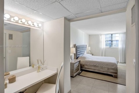 Condo in Sunny Isles Beach, Florida, 2 bedrooms № 1997065 - photo 24