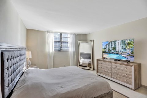 Condo in Sunny Isles Beach, Florida, 2 bedrooms № 1997065 - photo 26