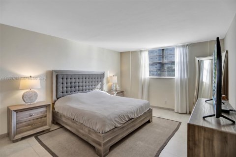 Condo in Sunny Isles Beach, Florida, 2 bedrooms № 1997065 - photo 25