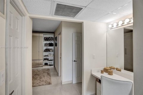 Condo in Sunny Isles Beach, Florida, 2 bedrooms № 1997065 - photo 29