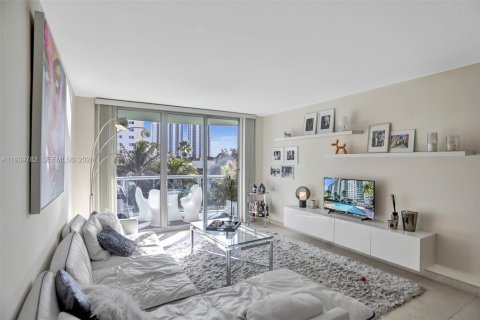 Condo in Sunny Isles Beach, Florida, 2 bedrooms № 1997065 - photo 11