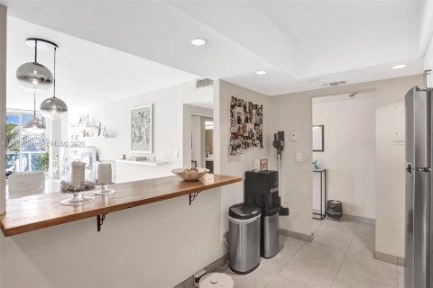 Condo in Sunny Isles Beach, Florida, 2 bedrooms № 1997065 - photo 7