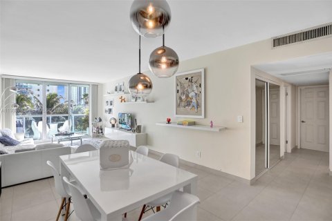 Condo in Sunny Isles Beach, Florida, 2 bedrooms № 1997065 - photo 9