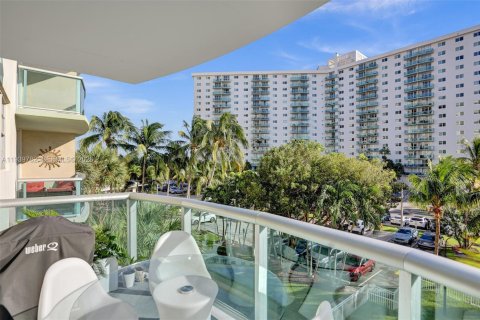 Condo in Sunny Isles Beach, Florida, 2 bedrooms № 1997065 - photo 15