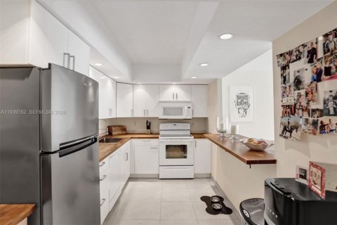 Condo in Sunny Isles Beach, Florida, 2 bedrooms № 1997065 - photo 5