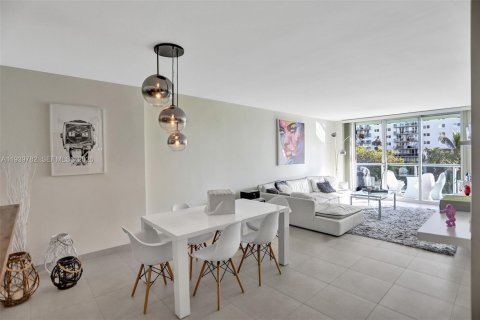 Condo in Sunny Isles Beach, Florida, 2 bedrooms № 1997065 - photo 8