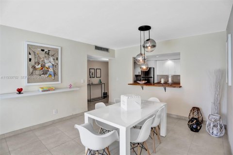 Condo in Sunny Isles Beach, Florida, 2 bedrooms № 1997065 - photo 10