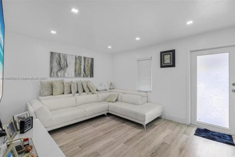Villa ou maison à vendre à Hialeah, Floride: 3 chambres, 125.33 m2 № 1931871 - photo 5