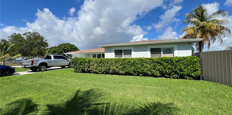 Дом в Майами, Флорида 4 спальни, 151.34м2 № 1972718