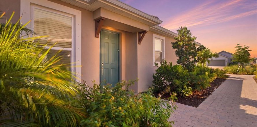 House in Bradenton, Florida 2 bedrooms, 144.74 sq.m. № 2144567