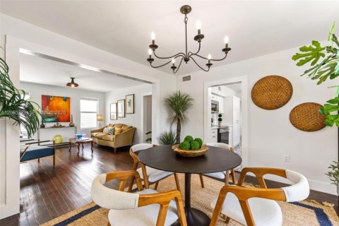 Villa ou maison à South Miami, Floride 5 chambres, 164.99 m2 № 2325425