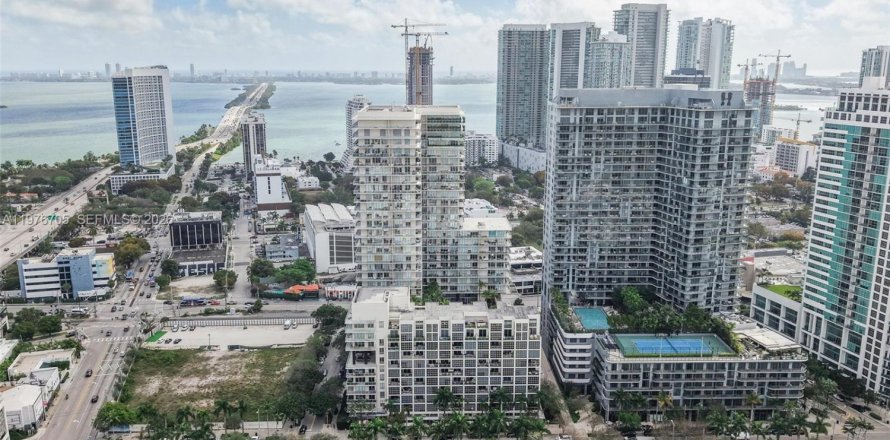 Кондоминиум с 2 спальнями в Майами, Флорида № 2047977