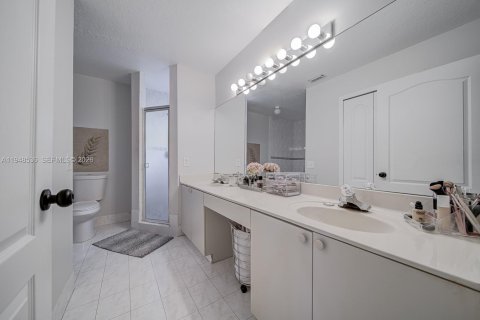 Villa ou maison à vendre à Miami, Floride: 4 chambres, 165.92 m2 № 2004238 - photo 14