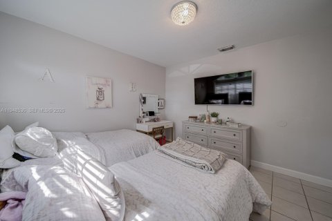 Villa ou maison à vendre à Miami, Floride: 4 chambres, 165.92 m2 № 2004238 - photo 9
