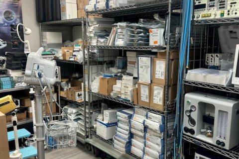 Commercial property in Miami, Florida № 1726329 - photo 2