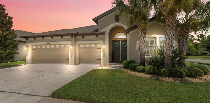 House in Land O' Lakes, Florida 3 bedrooms, 246.66 sq.m. № 1885620