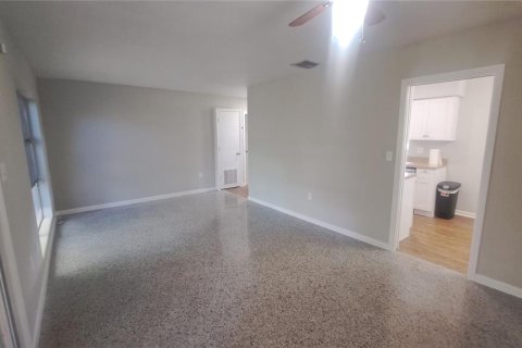 Casa en alquiler en Orlando, Florida, 3 dormitorios, 110.09 m2 № 2149982 - foto 2
